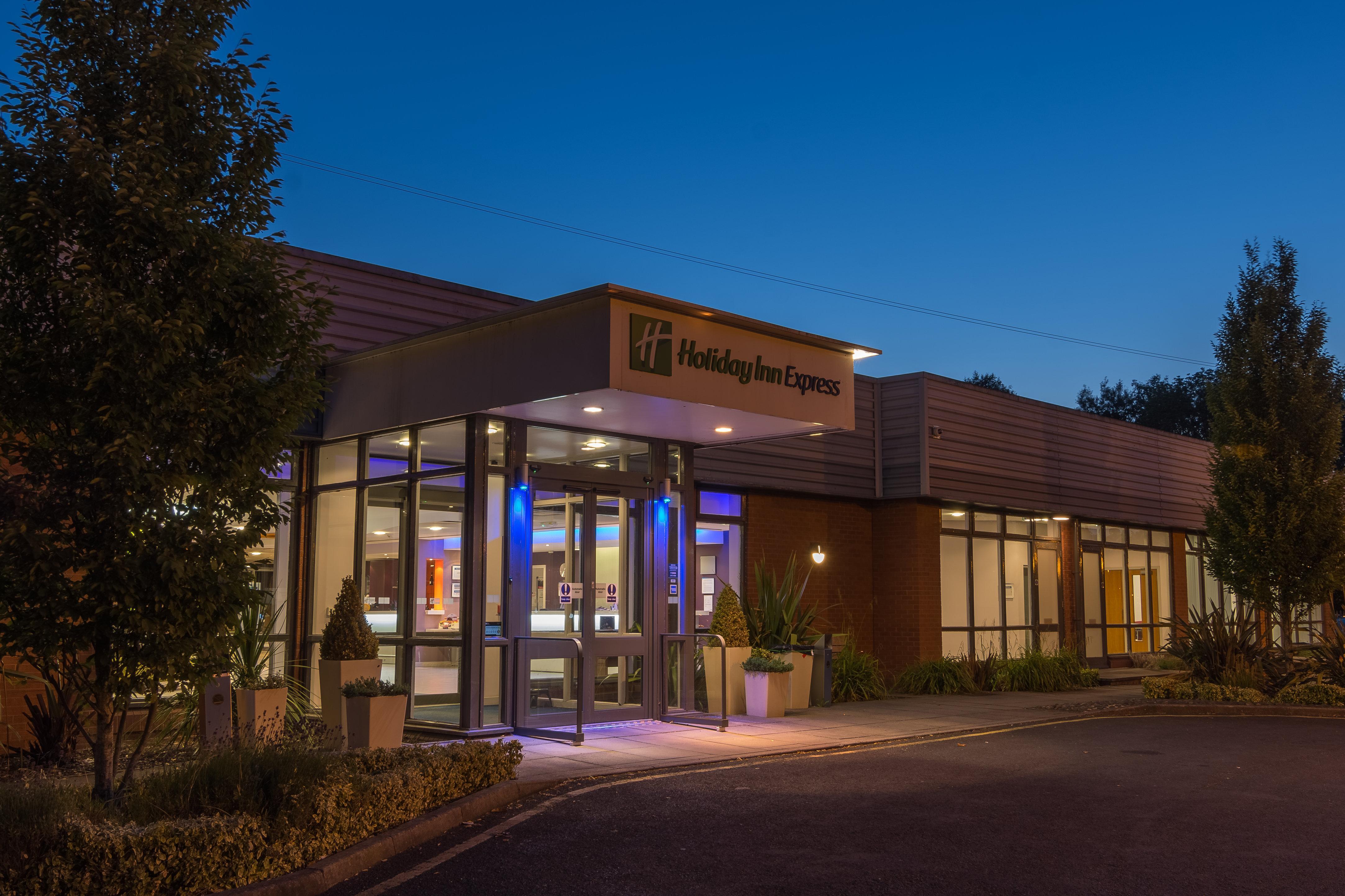 Holiday Inn Express Preston South By Ihg מראה חיצוני תמונה